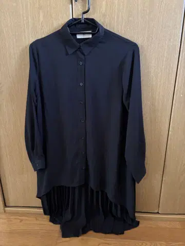 블랙 플리츠 셔츠