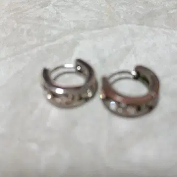 실버 후프 귀걸이 장식 포함