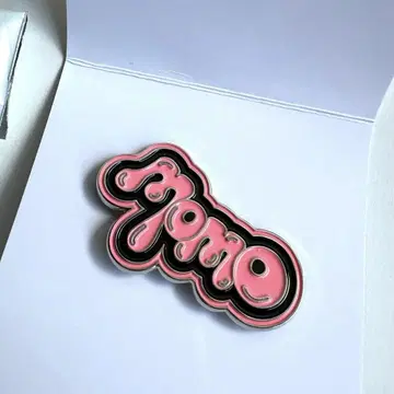 TWICE 랜덤 핀 배지 MOMO ( 허벅지 )