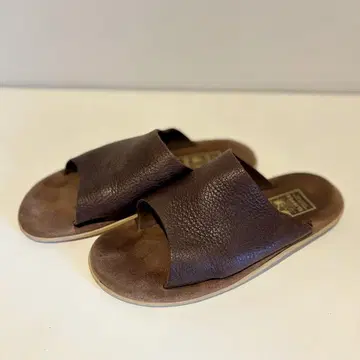 ISLAND SLIPPER 가죽 샌들 브라운