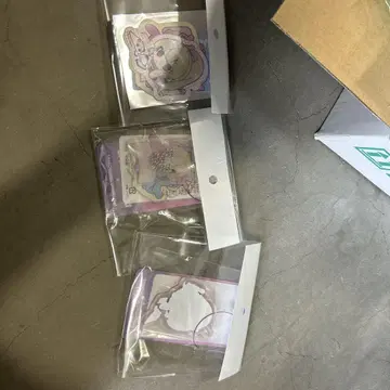 나토리 사나 돈키 콜라보 아크링 키링과 스티커