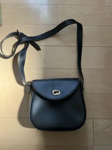 블랙 플랩 숄더백