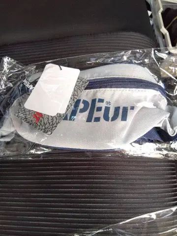 PEUTEREY 바디백 화이트/네이비