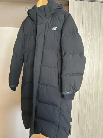 New Balance 다운 코트 블랙