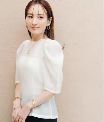 ur's 파워 숄더 허리 쉐이프 탑 화이트