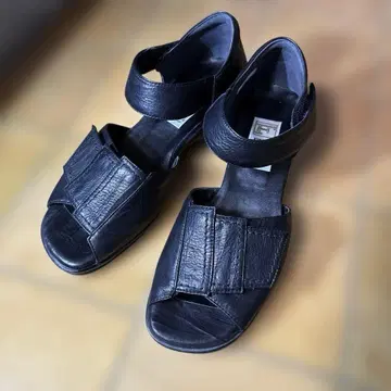 블랙 가죽 컴포트 샌들