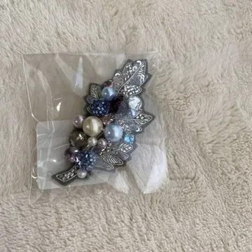 치리아 타가와 케이지 비즈 공의 나무 열매