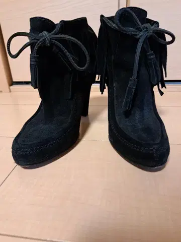 블랙 스웨이드 프린지 부티 하이 힐