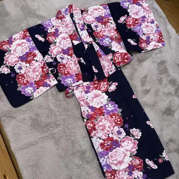 꽃무늬 유카타, 오비 세트와 일본 나막신 3개 세트