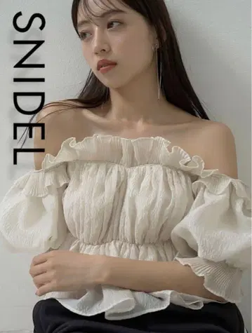 SNIDEL 볼륨 개더 오프숄더 블라우스 새상품급