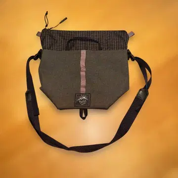 RawLow Mountain Works 숄더백 다크 그레이