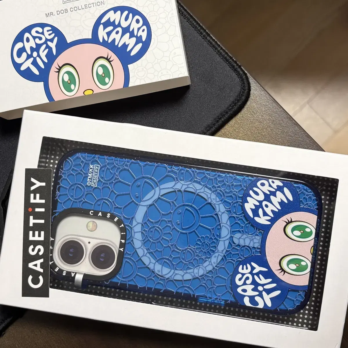 iPhoneアクセサリー Casetify MR.DOB MURAKAMI iPhone16 Pro CASETIFY - CASETIFY X Takashi Murakami MR. DOB (Blue) Case