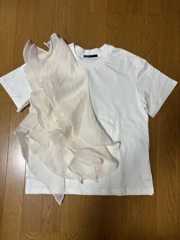 프릴이 달린 화이트 티셔츠