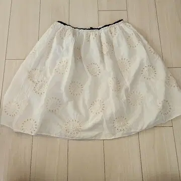 haupia 자수 화이트 플레어 스커트