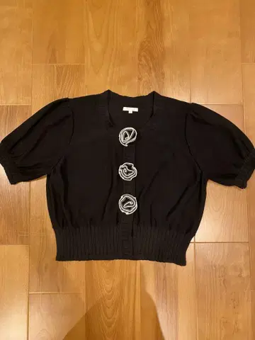 TO BE CHIC 블랙 반팔 가디건 꽃 모티브 버튼 V