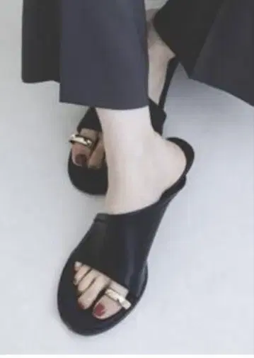 새상품 NOBLE LE VERNIS Toe ring sandals 샌들