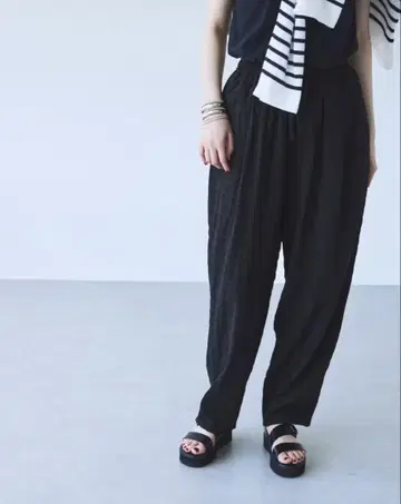 북유럽 생활용품점 직조 무늬 체크의 드레이프감 있는 소재 이지 팬츠