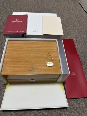 오메가의 나뭇결 무늬 상자만