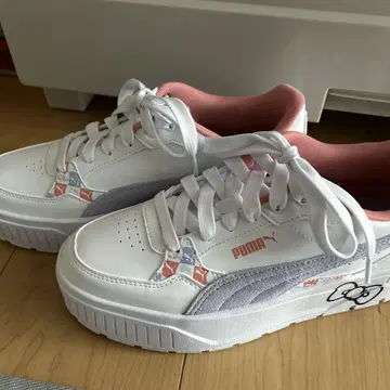 푸마 헬로키티 콜라보 스니커즈 24cm