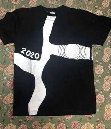 2020년 디자인 티셔츠 M 사이즈 블랙 화이트