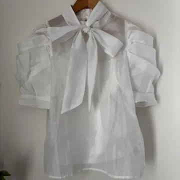 andcouture 앙데팡당 오간자 리본 블라우스