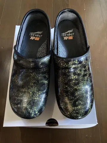 dansko Pro XP 2.0 36 클로그 샌들 페이턴트 블랙 그린