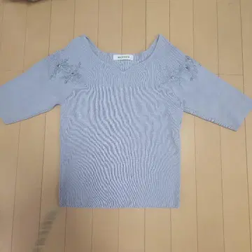 MISCH MASCH 꽃무늬 자수 오분 소매 니트