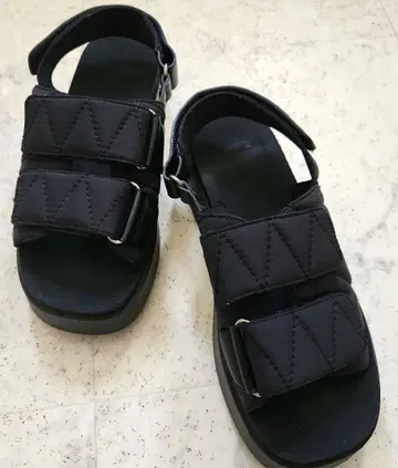 통굽 퀼팅 샌들 블랙