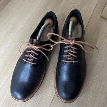 Clarks 블랙 & 브라운 가죽 로퍼