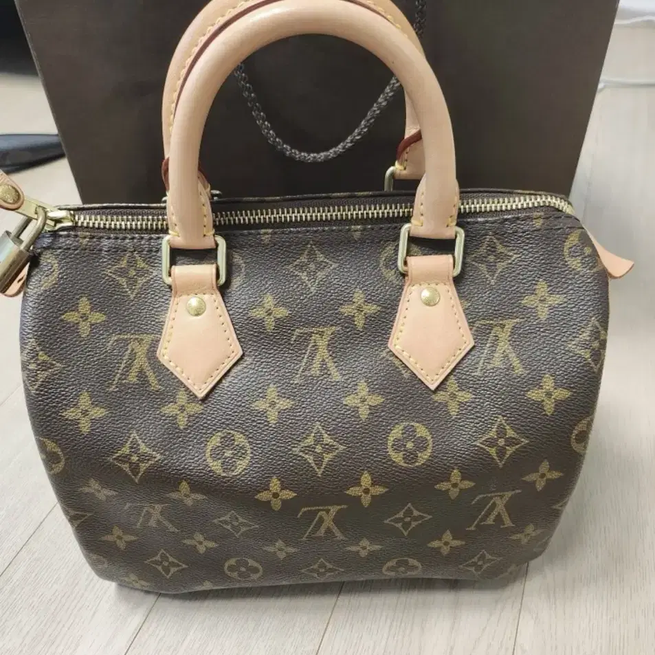 Atelier Park Buddy Bag Silver on Bunjang Global Site.
