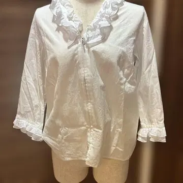 프릴이 달린 화이트 오리 소매 셔츠