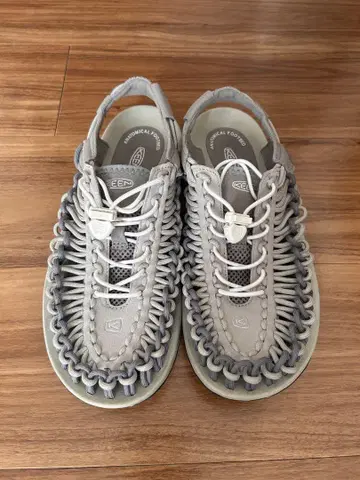 KEEN Uneek 샌들 그레이