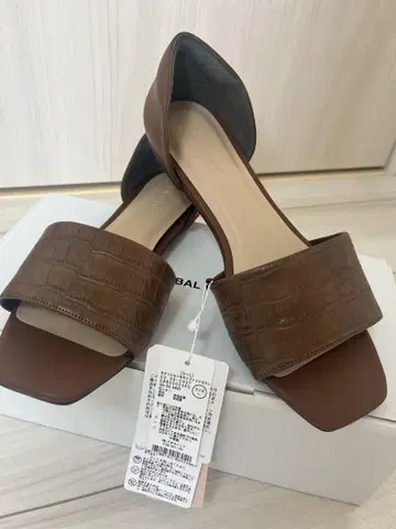 브라운 크로커다일 스타일 슬라이드 샌들