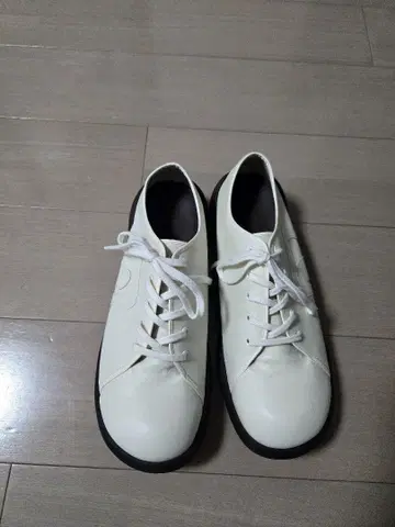 화이트 가죽 로퍼