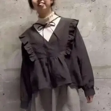 사만사 모스모스 다치카와 한정판 프릴 블라우스