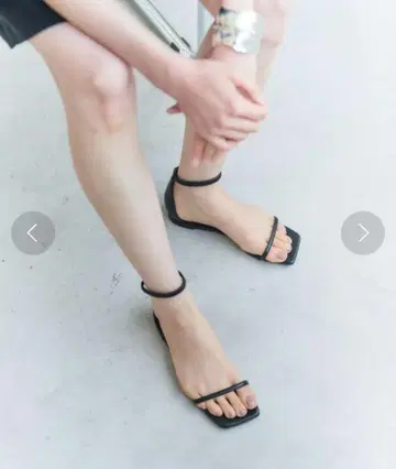 LE TALON GRISE 앵클 스트레치 플랫 샌들 25cm