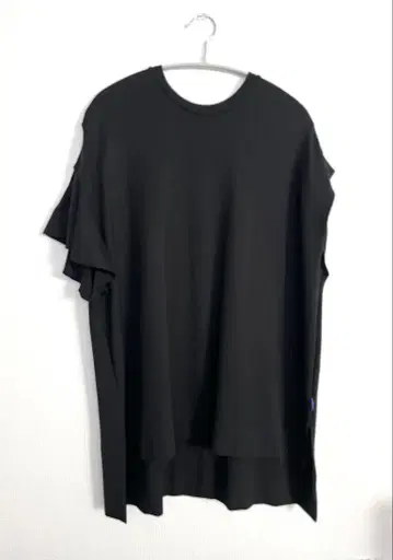 헤린도트 사이 비대칭 프릴 소매 상의 블랙