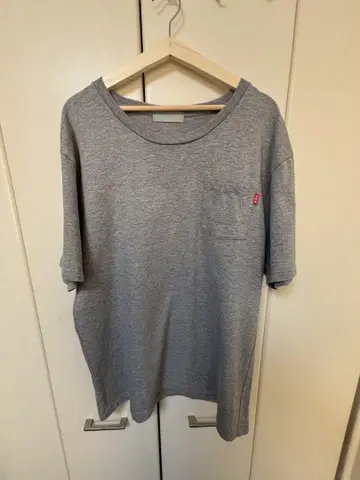 그레이 티셔츠 포켓 부착