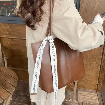 브라운 토트백 로고 포함