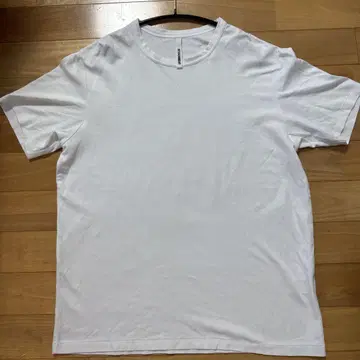 어태치먼트 티셔츠