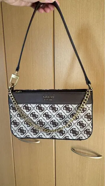 GUESS 숄더백 화이트/브라운
