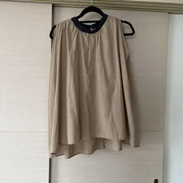 베이지 슬리브리스 튜닉