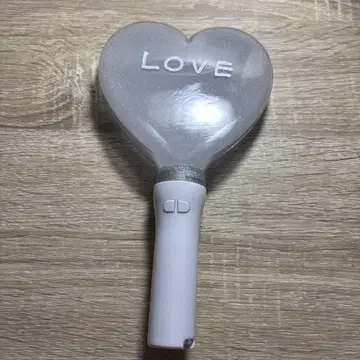 하트 모양의 응원봉 LOVE