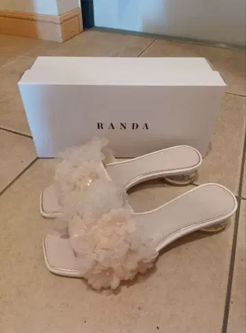 RANDA 쉬폰 플라워 클리어 힐 샌들