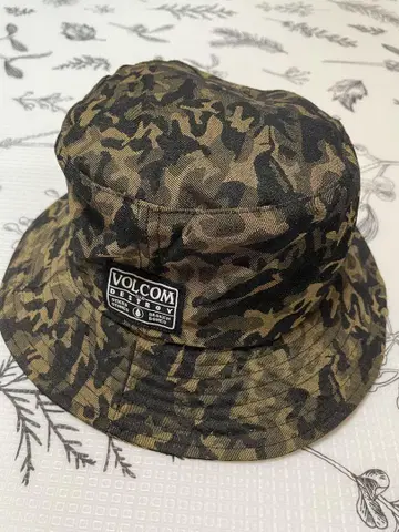 VOLCOM 카모 패턴 버킷 햇