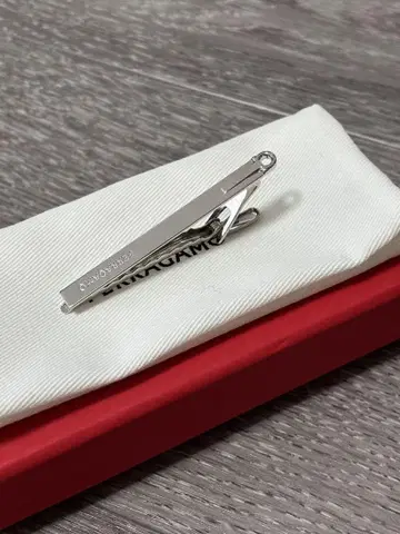 FERRAGAMO 실버 넥타이핀