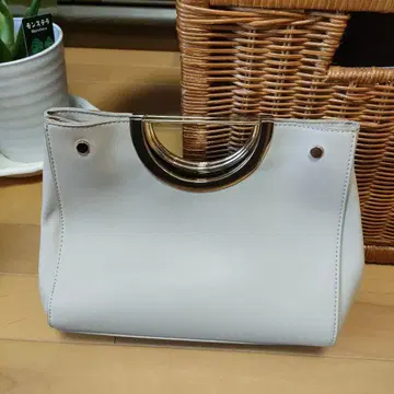 핸들이 달린 파티 백 베이지