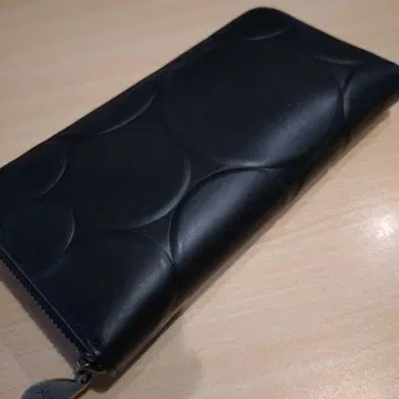 신상품! 미사용! 블랙 가죽 장지갑 원형 엠보싱 가공