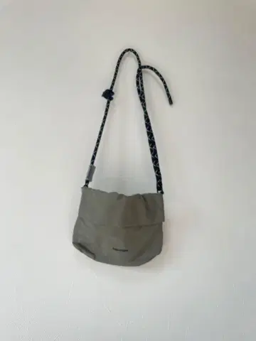 topologie 숄더백 올리브 그린