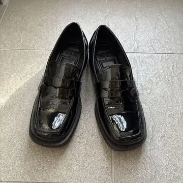 자라 블랙 에나멜 로퍼